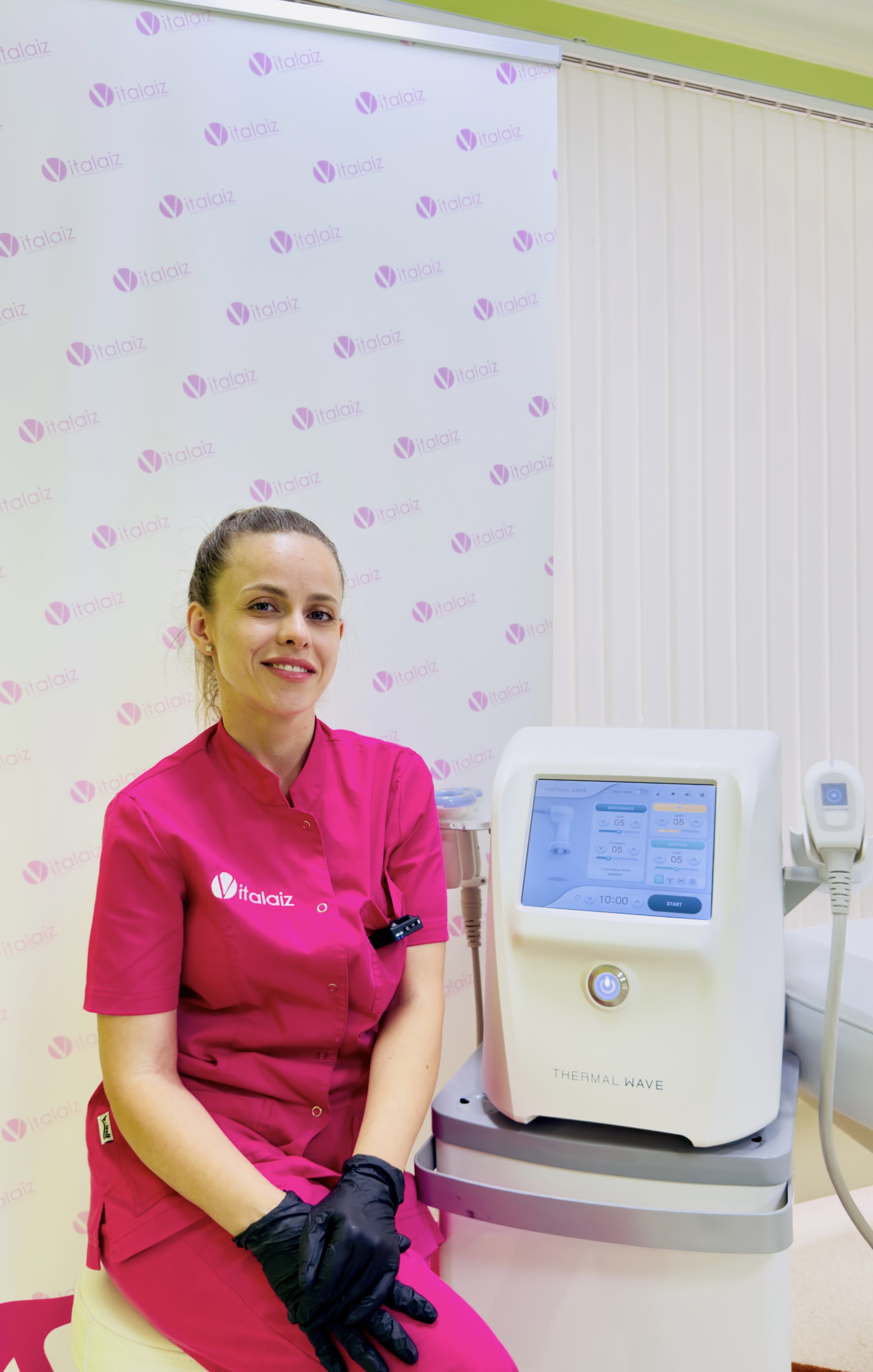 Специалист на Vitalaiz до апарата THERMAL WAVE в центъра в Бургас